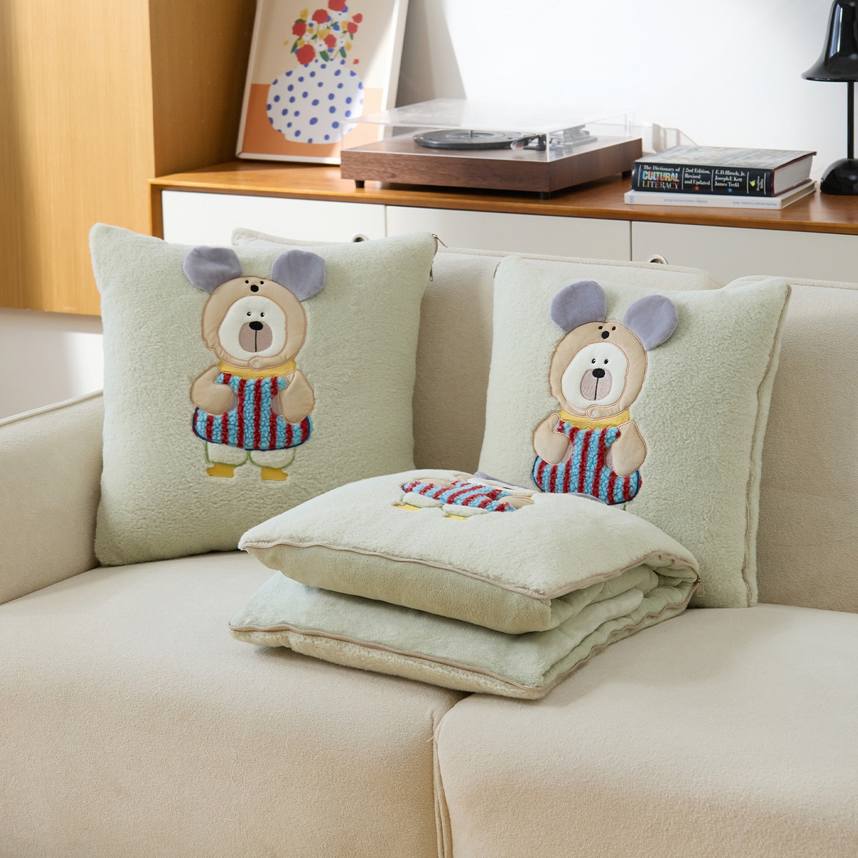 91家纺网 家纺一手货源 找家纺 金喜 2025新款牛奶绒抱枕被大耳朵熊牛奶绒多功能抱枕被汽车靠枕沙发靠枕 多巴胺熊-绿色