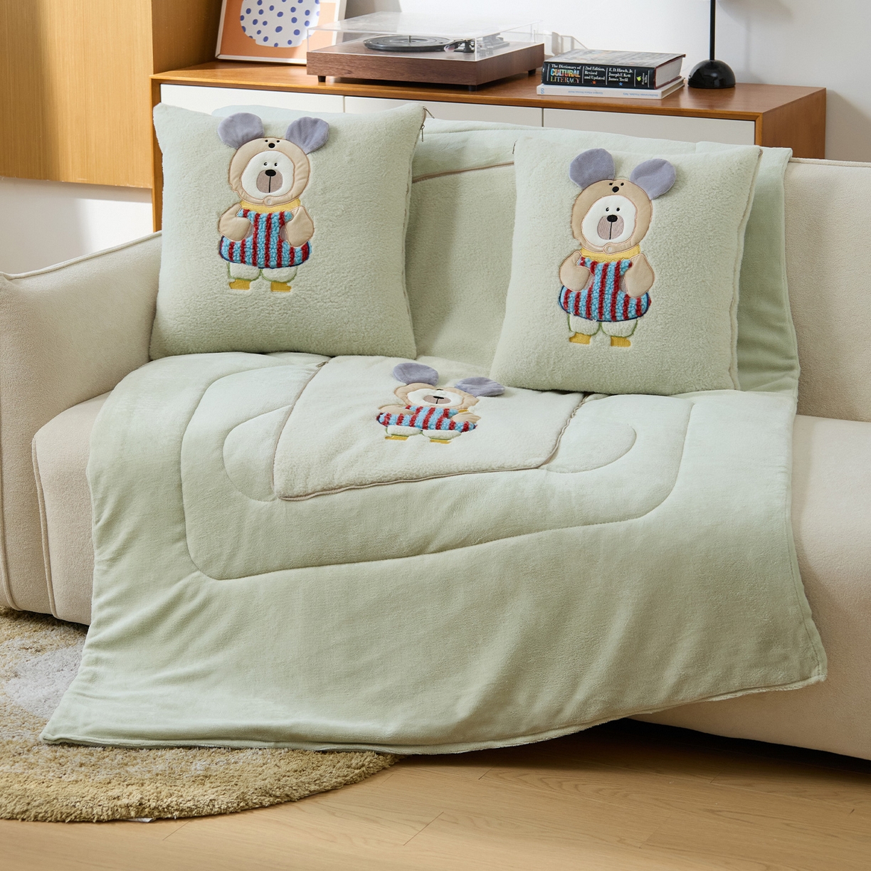 91家纺网 家纺一手货源 找家纺 金喜 2025新款牛奶绒抱枕被大耳朵熊牛奶绒多功能抱枕被汽车靠枕沙发靠枕 多巴胺熊-绿色