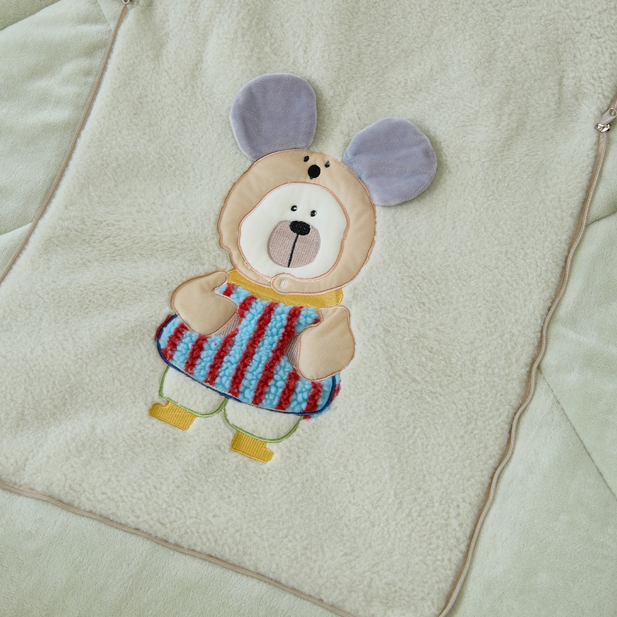 91家纺网 家纺一手货源 找家纺 金喜 2025新款牛奶绒抱枕被大耳朵熊牛奶绒多功能抱枕被汽车靠枕沙发靠枕 多巴胺熊-绿色