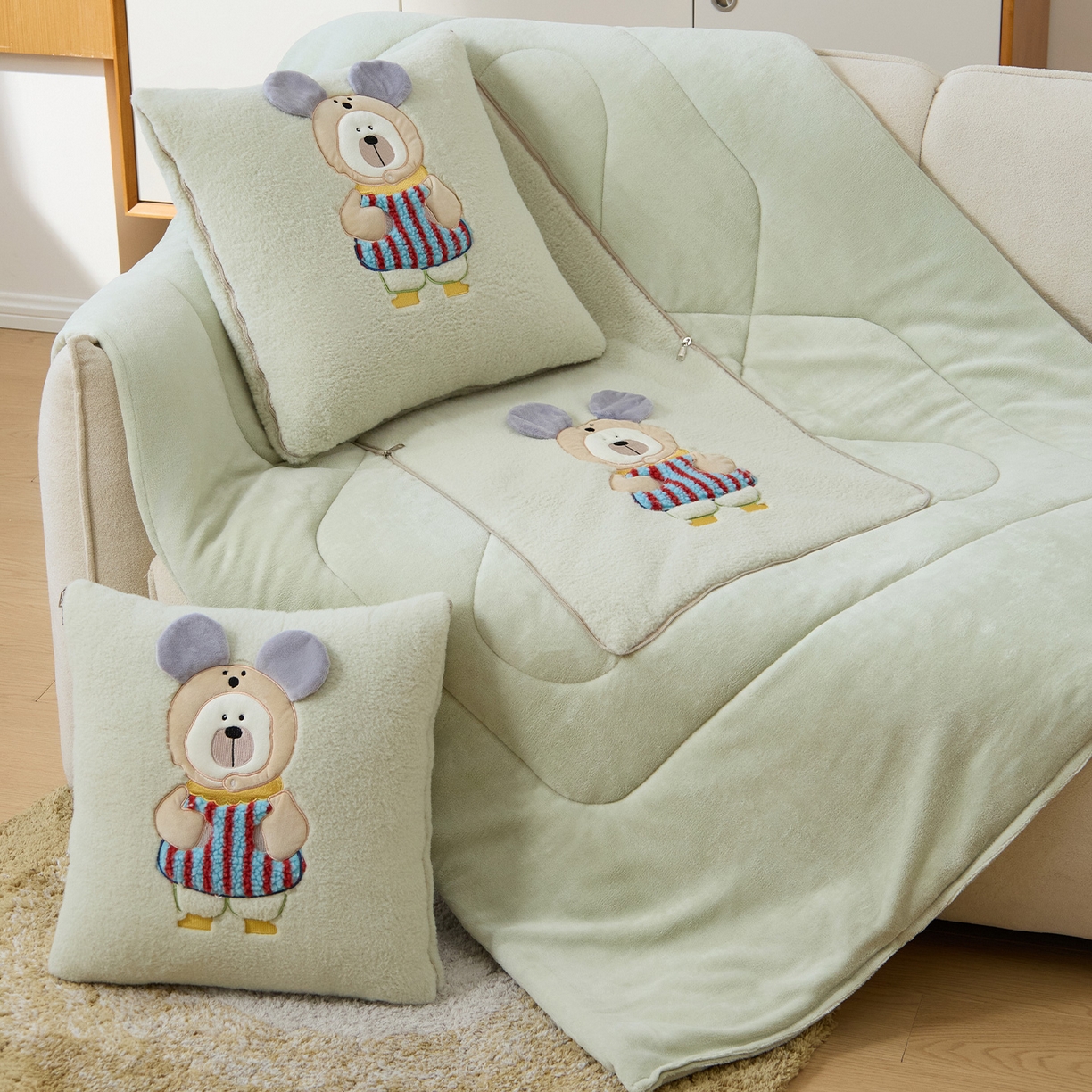 91家纺网 家纺一手货源 找家纺 金喜 2025新款牛奶绒抱枕被大耳朵熊牛奶绒多功能抱枕被汽车靠枕沙发靠枕 多巴胺熊-绿色