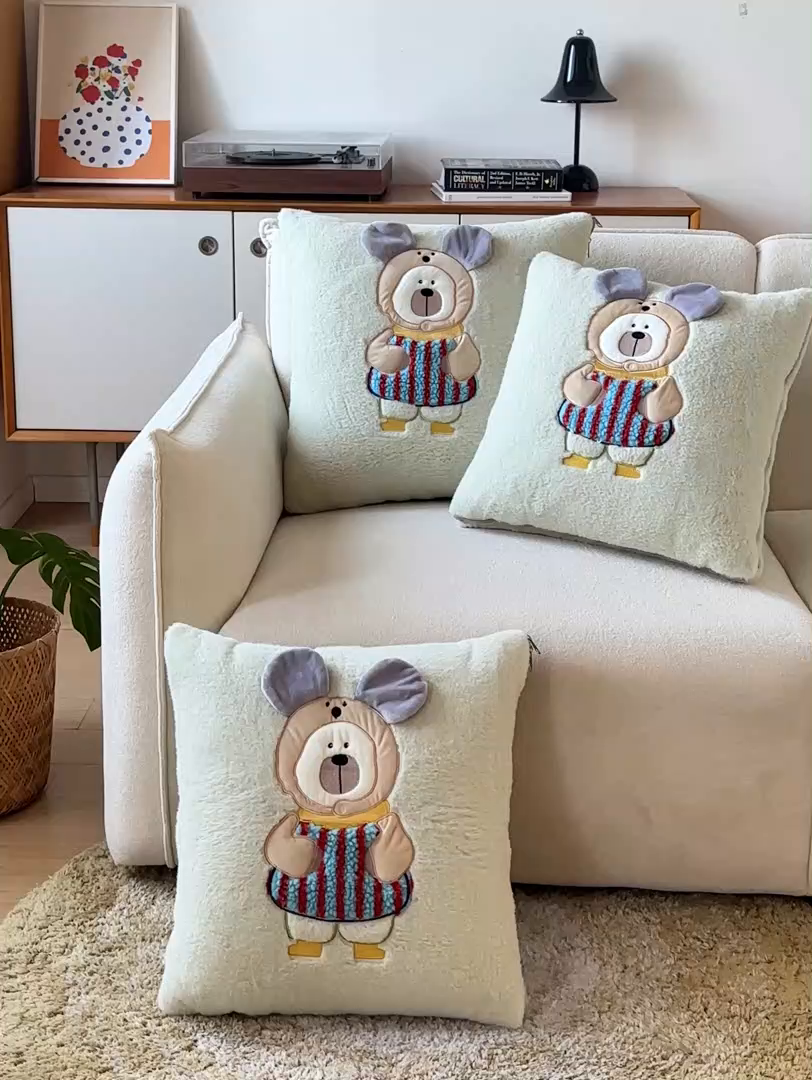 91家纺网 家纺一手货源 找家纺 金喜 2025新款牛奶绒抱枕被大耳朵熊牛奶绒多功能抱枕被汽车靠枕沙发靠枕 多巴胺熊-绿色