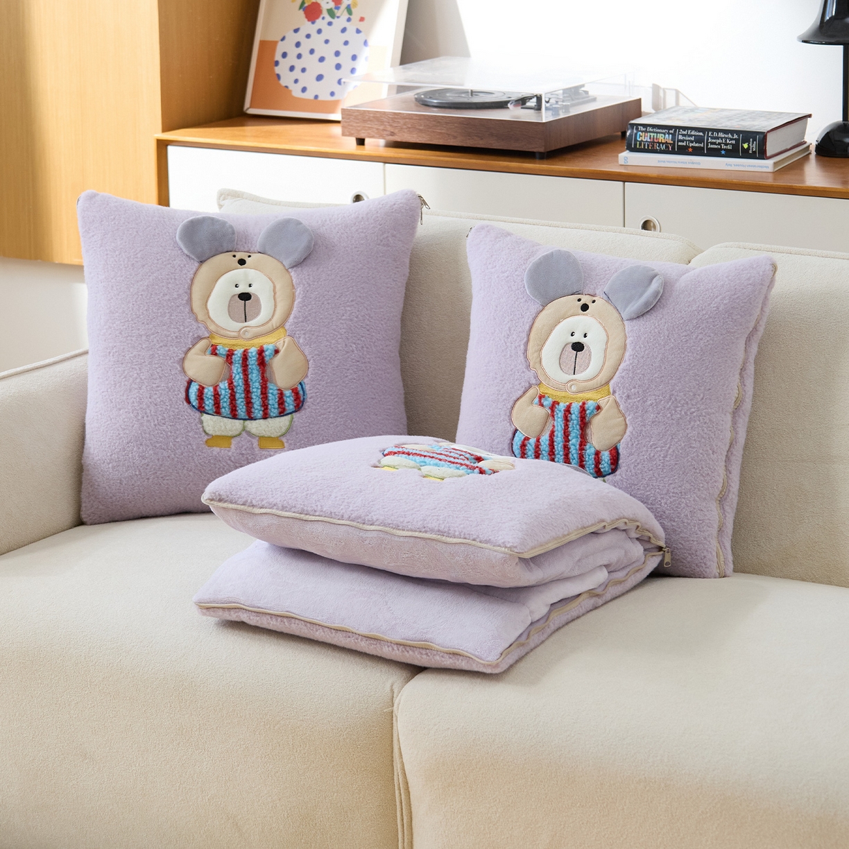 91家纺网 家纺一手货源 找家纺 金喜 2025新款牛奶绒抱枕被大耳朵熊牛奶绒多功能抱枕被汽车靠枕沙发靠枕 多巴胺熊-紫色