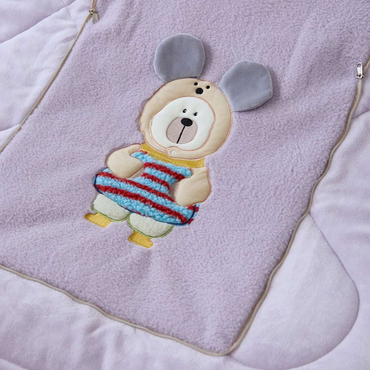 91家纺网 家纺一手货源 找家纺 金喜 2025新款牛奶绒抱枕被大耳朵熊牛奶绒多功能抱枕被汽车靠枕沙发靠枕 多巴胺熊-紫色