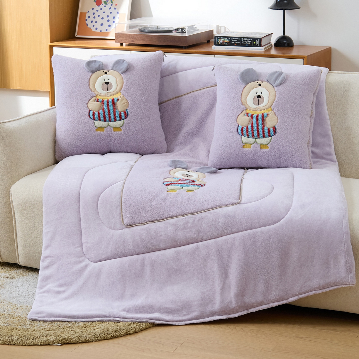 91家纺网 家纺一手货源 找家纺 金喜 2025新款牛奶绒抱枕被大耳朵熊牛奶绒多功能抱枕被汽车靠枕沙发靠枕 多巴胺熊-紫色