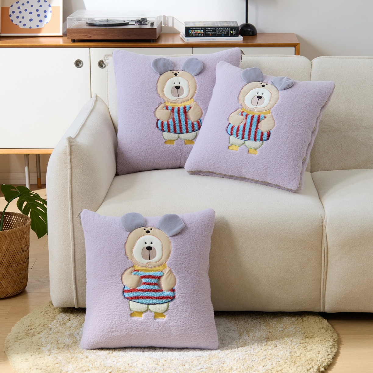 91家纺网 家纺一手货源 找家纺 金喜 2025新款牛奶绒抱枕被大耳朵熊牛奶绒多功能抱枕被汽车靠枕沙发靠枕 多巴胺熊-紫色