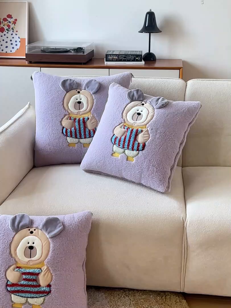 91家纺网 家纺一手货源 找家纺 金喜 2025新款牛奶绒抱枕被大耳朵熊牛奶绒多功能抱枕被汽车靠枕沙发靠枕 多巴胺熊-紫色