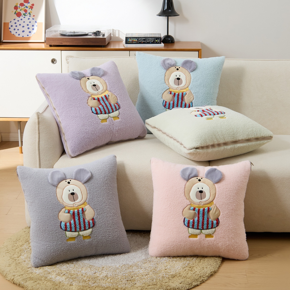 91家纺网 家纺一手货源 找家纺 金喜 2025新款牛奶绒抱枕被大耳朵熊牛奶绒多功能抱枕被汽车靠枕沙发靠枕 组合图仅供参考不可下单