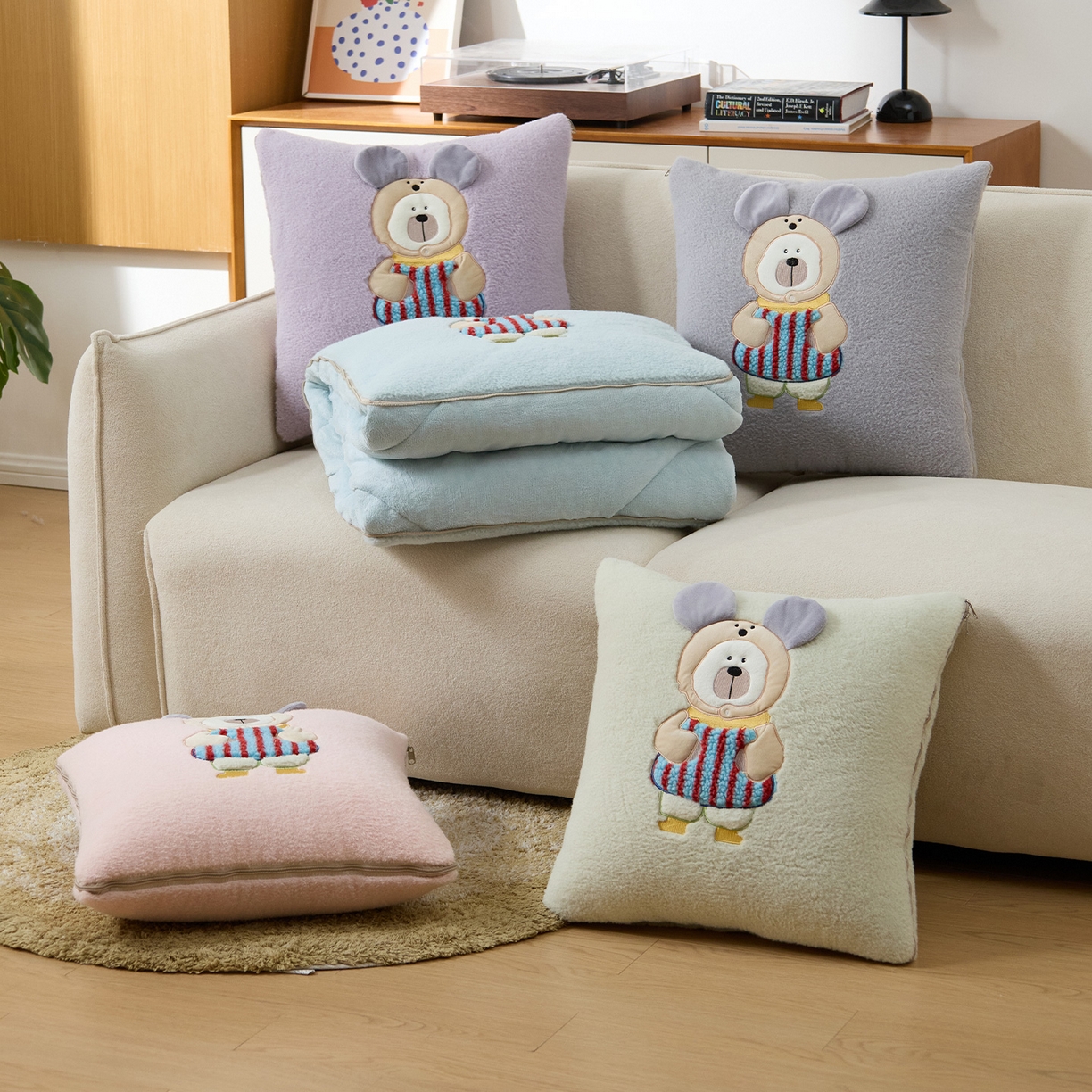 91家纺网 家纺一手货源 找家纺 金喜 2025新款牛奶绒抱枕被大耳朵熊牛奶绒多功能抱枕被汽车靠枕沙发靠枕 组合图仅供参考不可下单