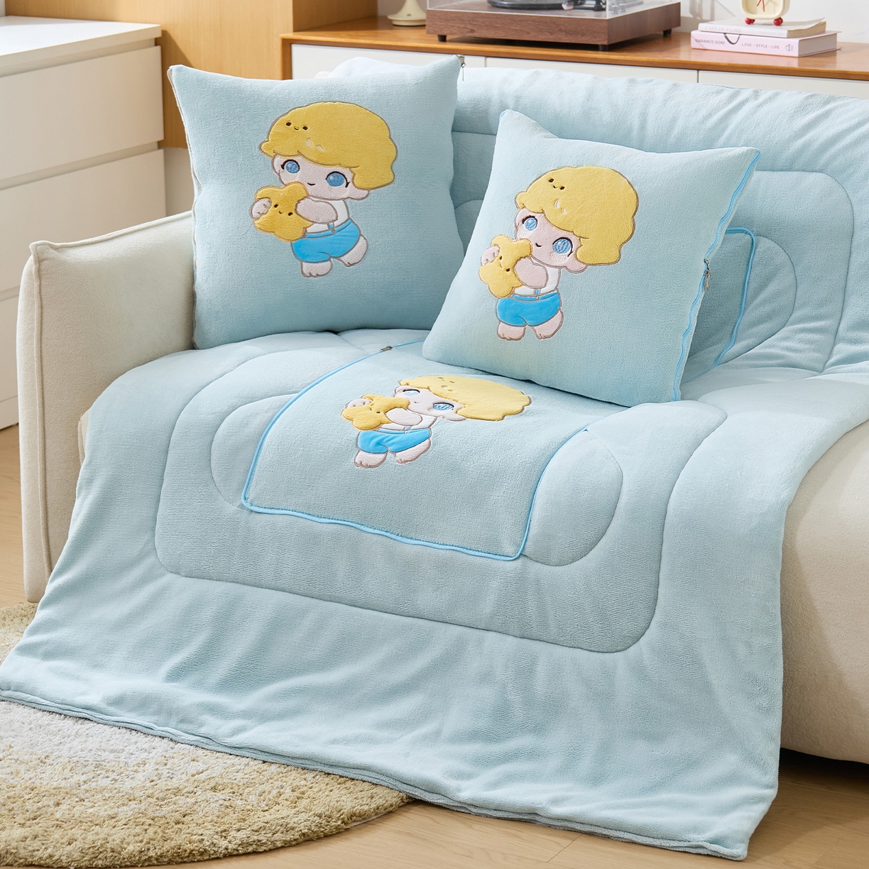 91家纺网 家纺一手货源 找家纺 金喜 2025新款高克重牛奶绒贴布卡通抱枕沙发靠枕午睡盖毯被绣萌趣男孩momo款 秋波蓝