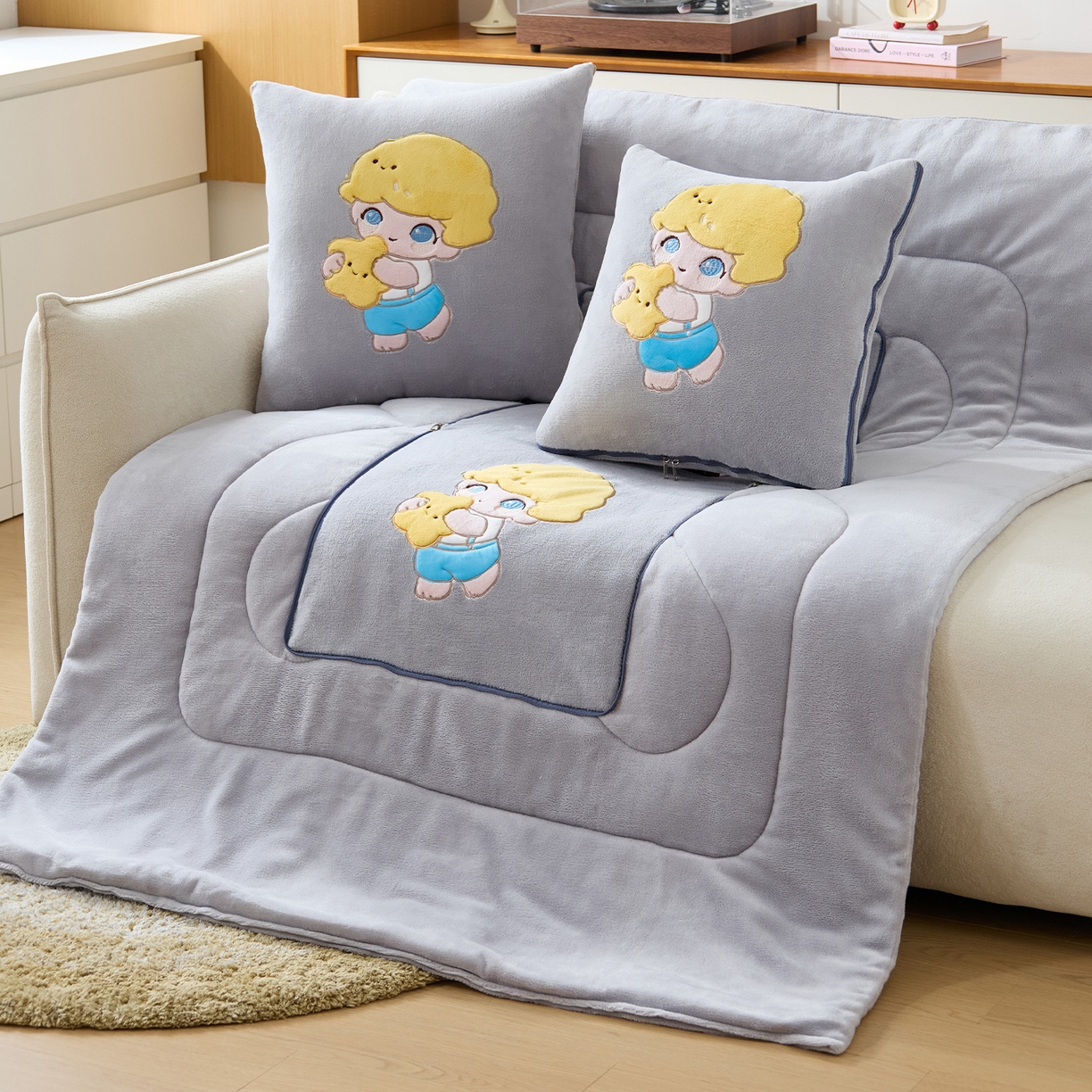 91家纺网 家纺一手货源 找家纺 金喜 2025新款高克重牛奶绒贴布卡通抱枕沙发靠枕午睡盖毯被绣萌趣男孩momo款 鸽子灰