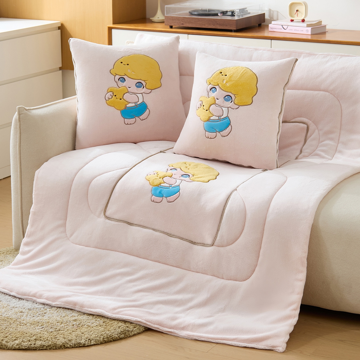 91家纺网 家纺一手货源 找家纺 金喜 2025新款高克重牛奶绒贴布卡通抱枕沙发靠枕午睡盖毯被绣萌趣男孩momo款 蔷薇粉