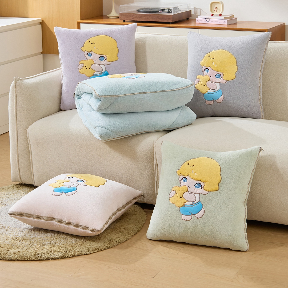 91家纺网 家纺一手货源 找家纺 金喜 2025新款高克重牛奶绒贴布卡通抱枕沙发靠枕午睡盖毯被绣萌趣男孩momo款 组合图仅供参考不可下单