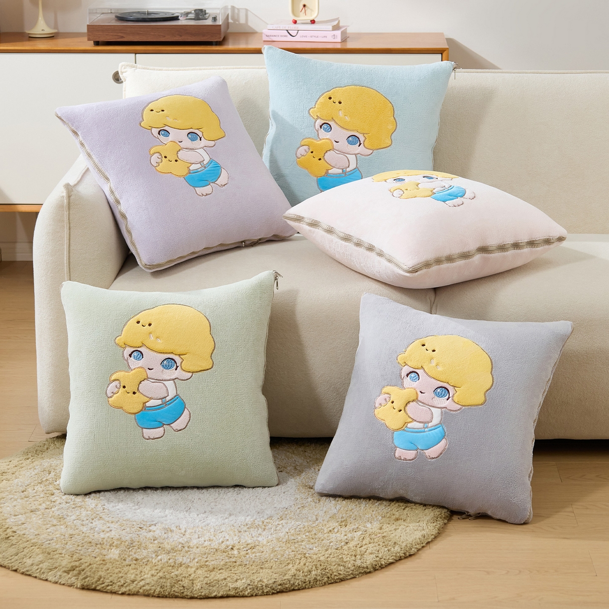 91家纺网 家纺一手货源 找家纺 金喜 2025新款高克重牛奶绒贴布卡通抱枕沙发靠枕午睡盖毯被绣萌趣男孩momo款 组合图仅供参考不可下单