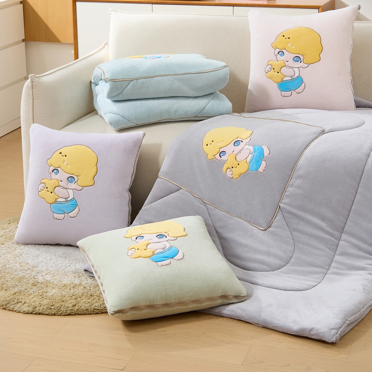 91家纺网 家纺一手货源 找家纺 金喜 2025新款高克重牛奶绒贴布卡通抱枕沙发靠枕午睡盖毯被绣萌趣男孩momo款 组合图仅供参考不可下单