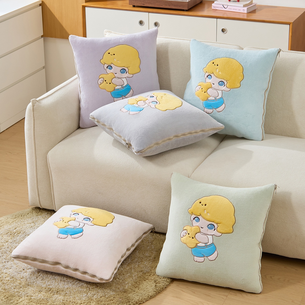 91家纺网 家纺一手货源 找家纺 金喜 2025新款高克重牛奶绒贴布卡通抱枕沙发靠枕午睡盖毯被绣萌趣男孩momo款 组合图仅供参考不可下单