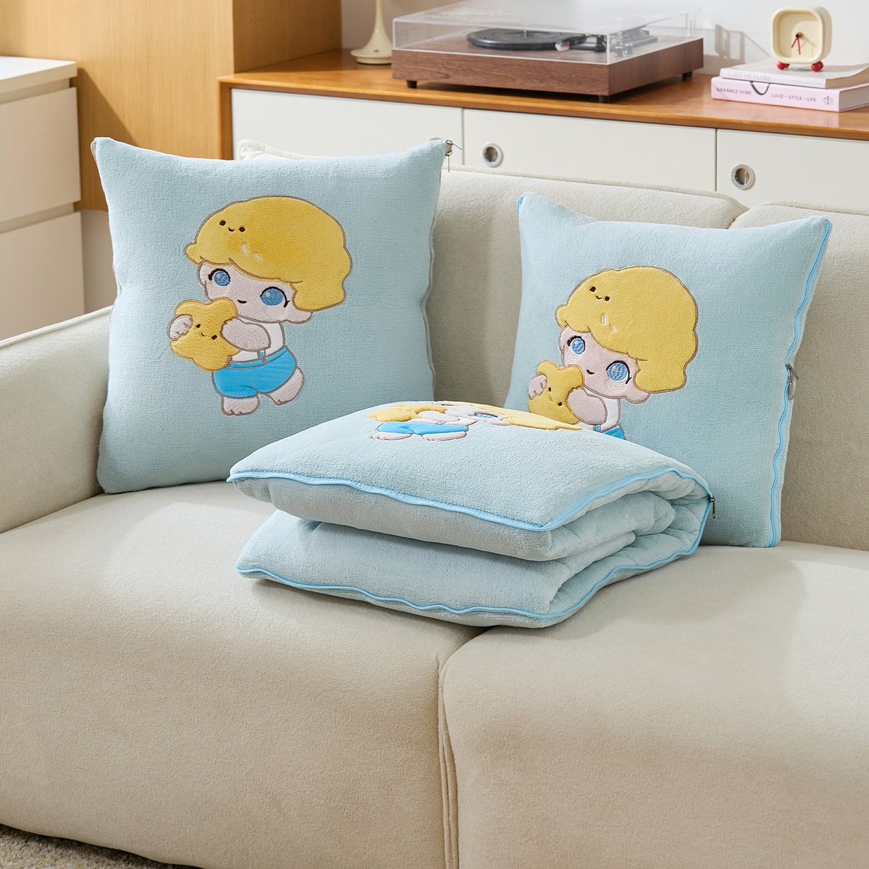 91家纺网 家纺一手货源 找家纺 金喜 2025新款高克重牛奶绒贴布卡通抱枕沙发靠枕午睡盖毯被绣萌趣男孩momo款 秋波蓝