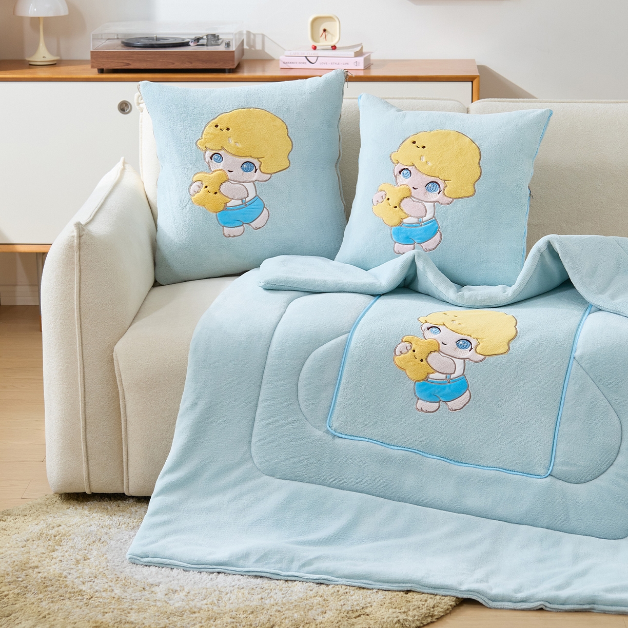 91家纺网 家纺一手货源 找家纺 金喜 2025新款高克重牛奶绒贴布卡通抱枕沙发靠枕午睡盖毯被绣萌趣男孩momo款 秋波蓝