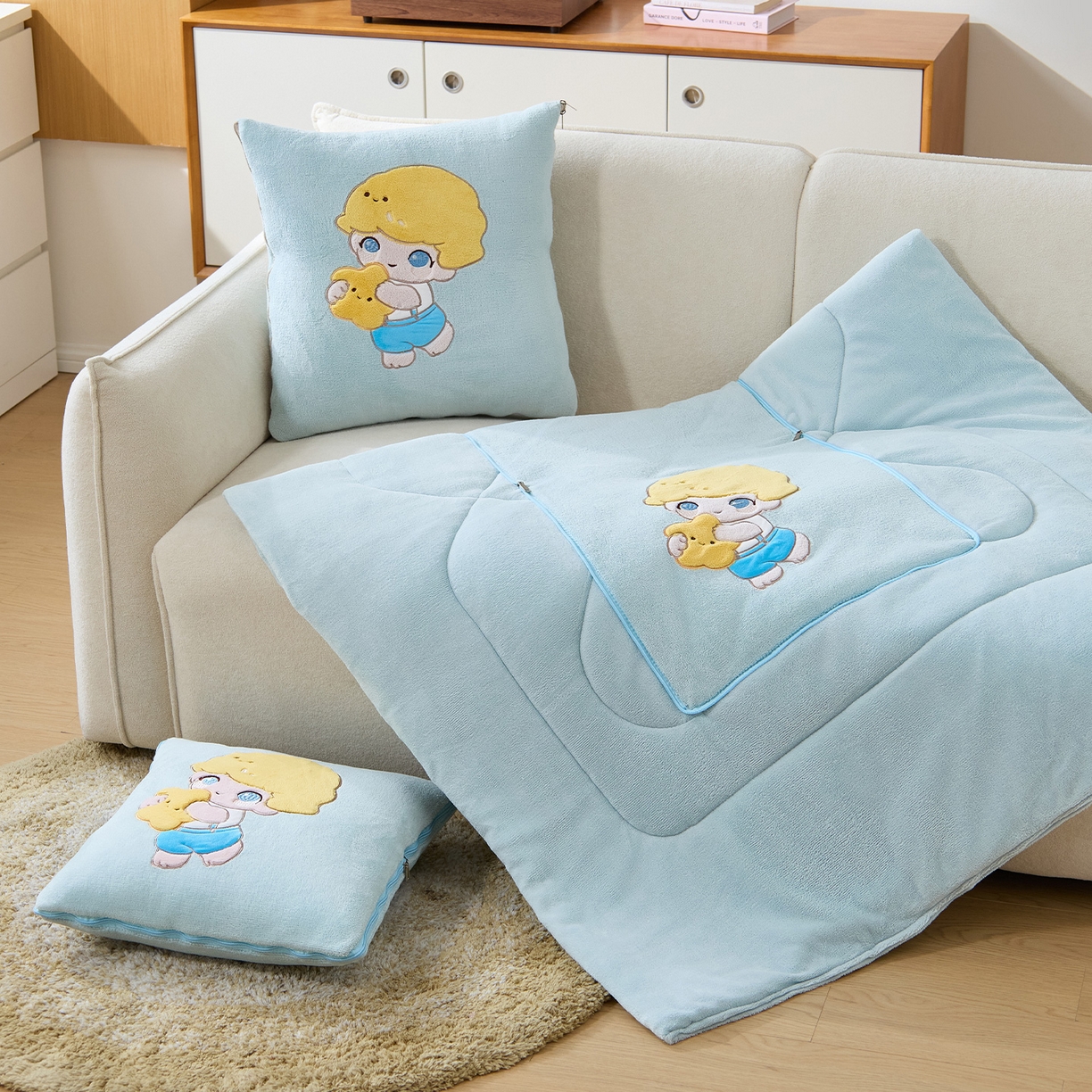 91家纺网 家纺一手货源 找家纺 金喜 2025新款高克重牛奶绒贴布卡通抱枕沙发靠枕午睡盖毯被绣萌趣男孩momo款 秋波蓝