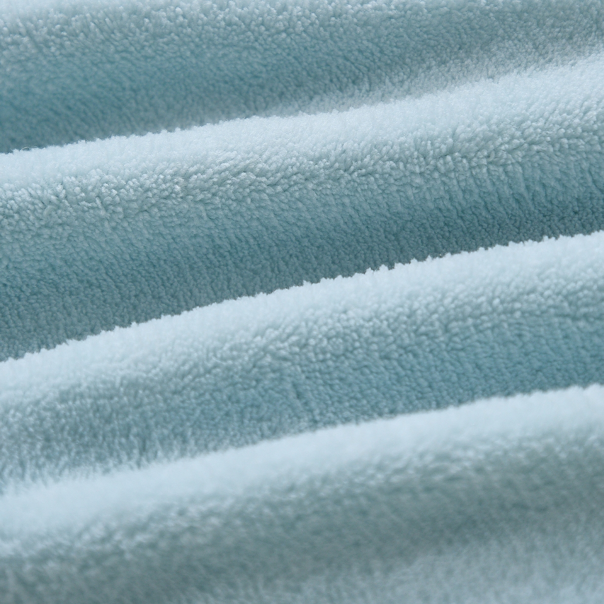 91家纺网 家纺一手货源 找家纺 金喜 2025新款高克重牛奶绒贴布卡通抱枕沙发靠枕午睡盖毯被绣萌趣男孩momo款 秋波蓝