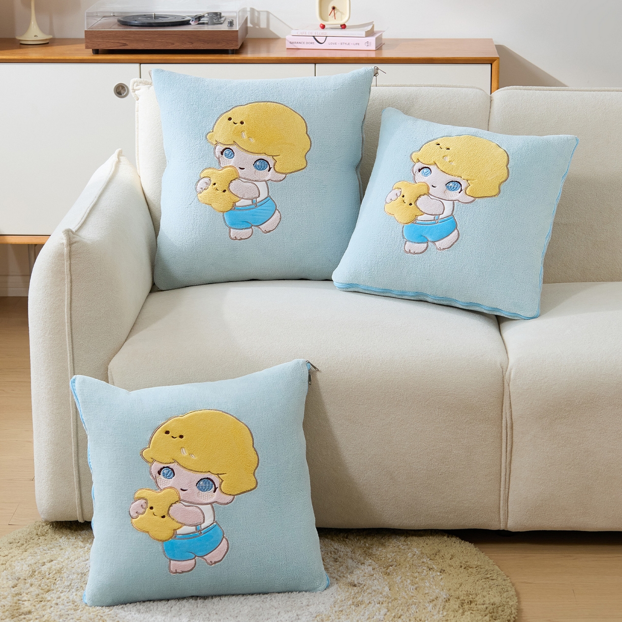 91家纺网 家纺一手货源 找家纺 金喜 2025新款高克重牛奶绒贴布卡通抱枕沙发靠枕午睡盖毯被绣萌趣男孩momo款 秋波蓝