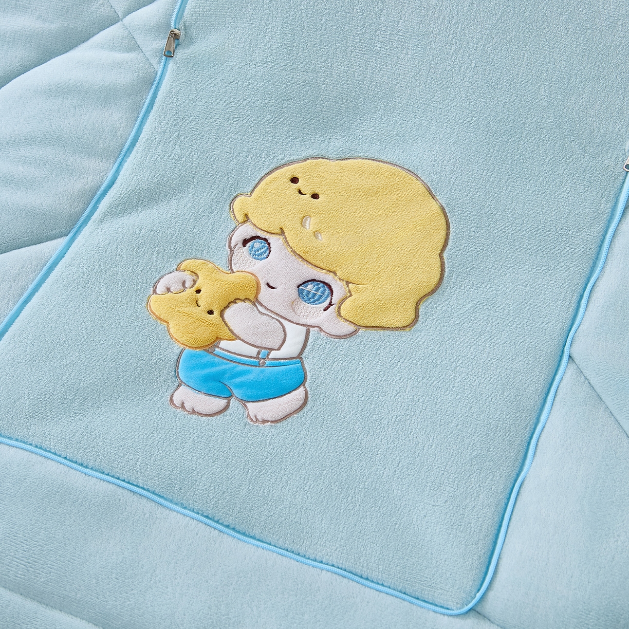 91家纺网 家纺一手货源 找家纺 金喜 2025新款高克重牛奶绒贴布卡通抱枕沙发靠枕午睡盖毯被绣萌趣男孩momo款 秋波蓝