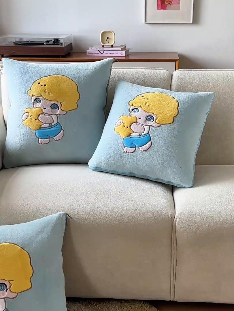 91家纺网 家纺一手货源 找家纺 金喜 2025新款高克重牛奶绒贴布卡通抱枕沙发靠枕午睡盖毯被绣萌趣男孩momo款 秋波蓝