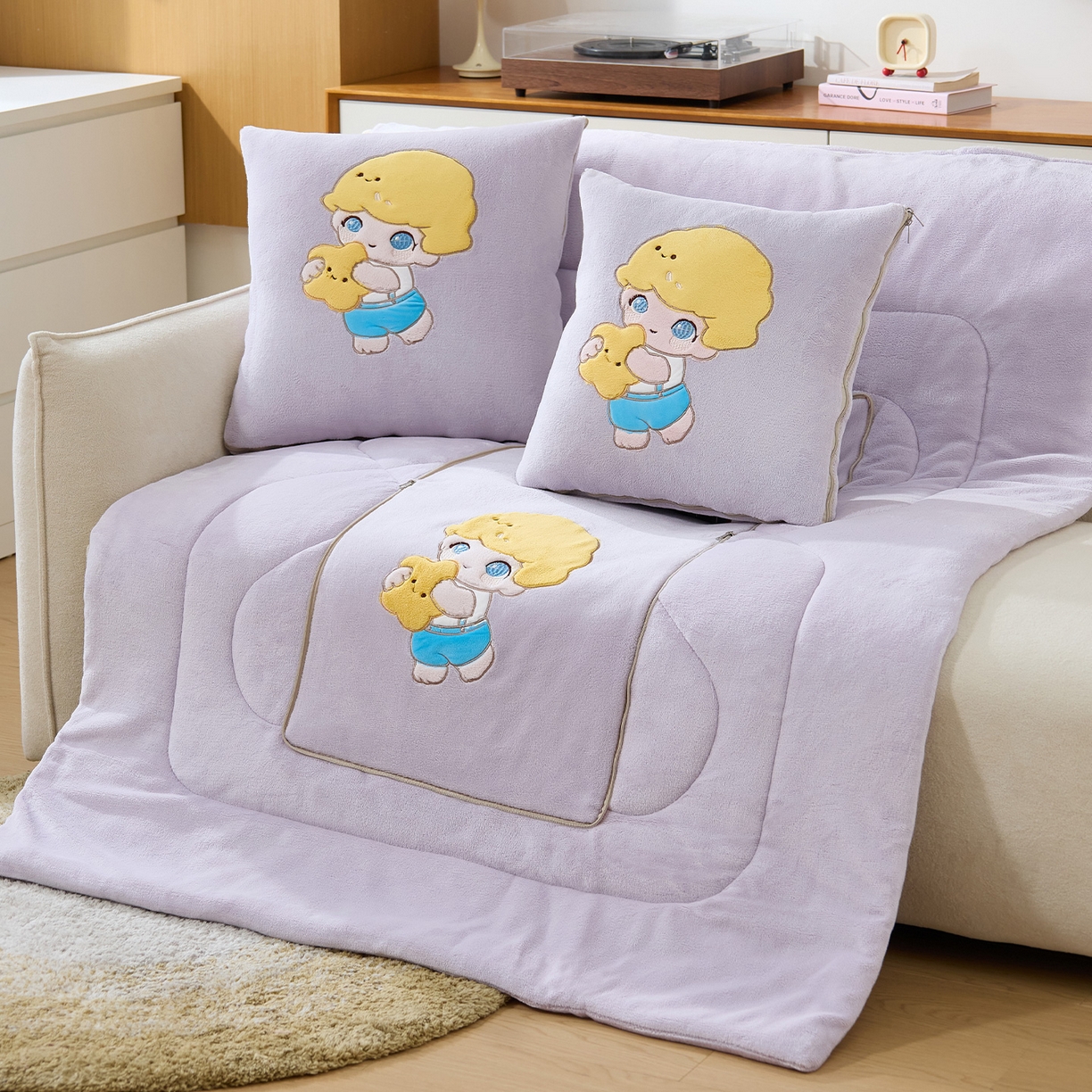 金喜 2025新款高克重牛奶绒贴布卡通抱枕沙发靠枕午睡盖毯被绣萌趣男孩momo款 香芋紫