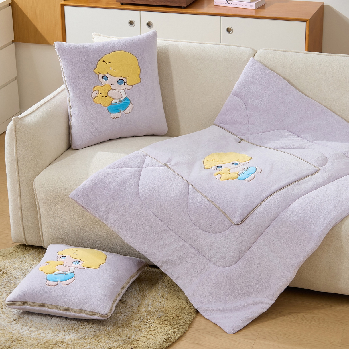 91家纺网 家纺一手货源 找家纺 金喜 2025新款高克重牛奶绒贴布卡通抱枕沙发靠枕午睡盖毯被绣萌趣男孩momo款 香芋紫