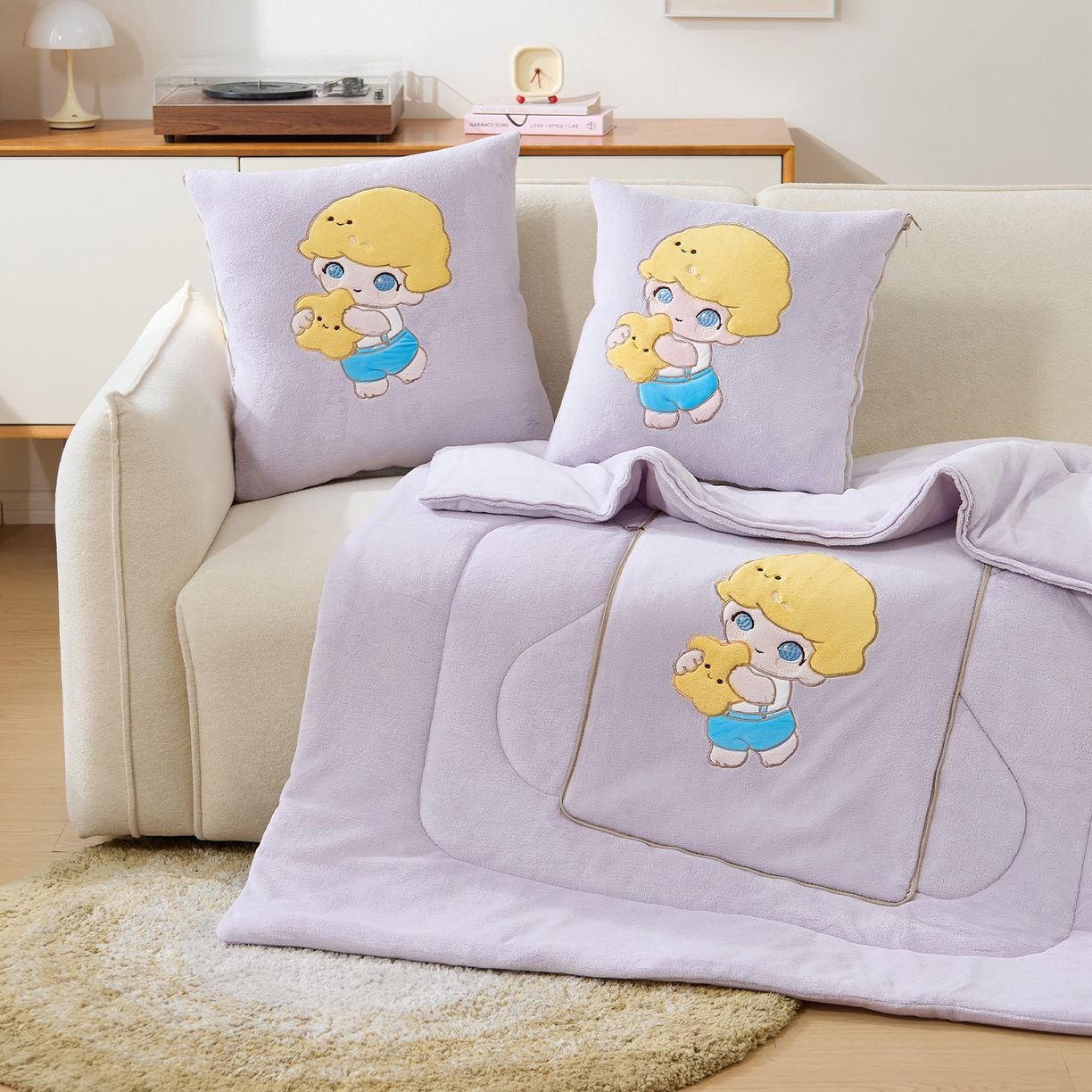 91家纺网 家纺一手货源 找家纺 金喜 2025新款高克重牛奶绒贴布卡通抱枕沙发靠枕午睡盖毯被绣萌趣男孩momo款 香芋紫