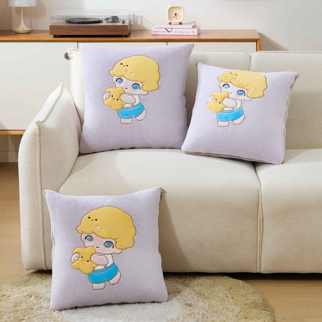 91家纺网 家纺一手货源 找家纺 金喜 2025新款高克重牛奶绒贴布卡通抱枕沙发靠枕午睡盖毯被绣萌趣男孩momo款 香芋紫