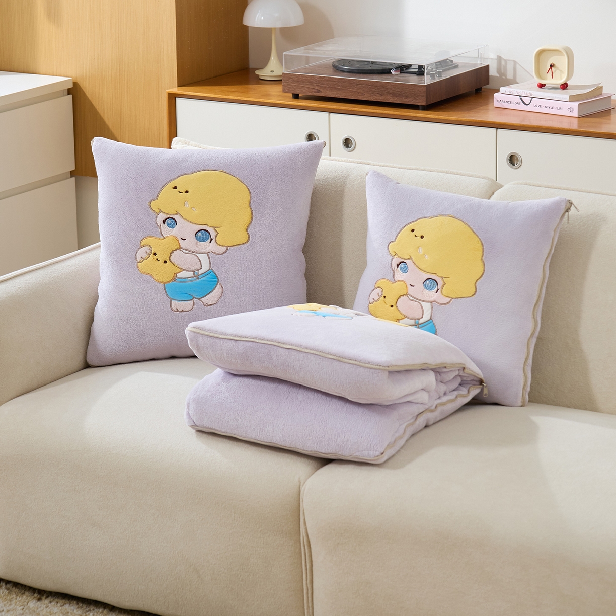 91家纺网 家纺一手货源 找家纺 金喜 2025新款高克重牛奶绒贴布卡通抱枕沙发靠枕午睡盖毯被绣萌趣男孩momo款 香芋紫