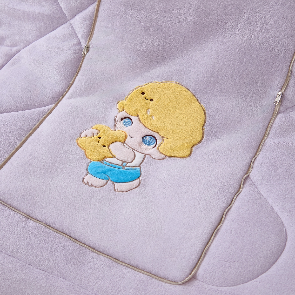 91家纺网 家纺一手货源 找家纺 金喜 2025新款高克重牛奶绒贴布卡通抱枕沙发靠枕午睡盖毯被绣萌趣男孩momo款 香芋紫