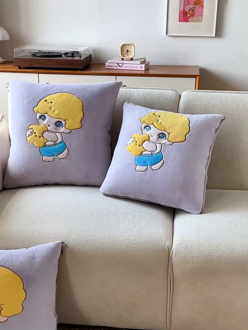 91家纺网 家纺一手货源 找家纺 金喜 2025新款高克重牛奶绒贴布卡通抱枕沙发靠枕午睡盖毯被绣萌趣男孩momo款 香芋紫