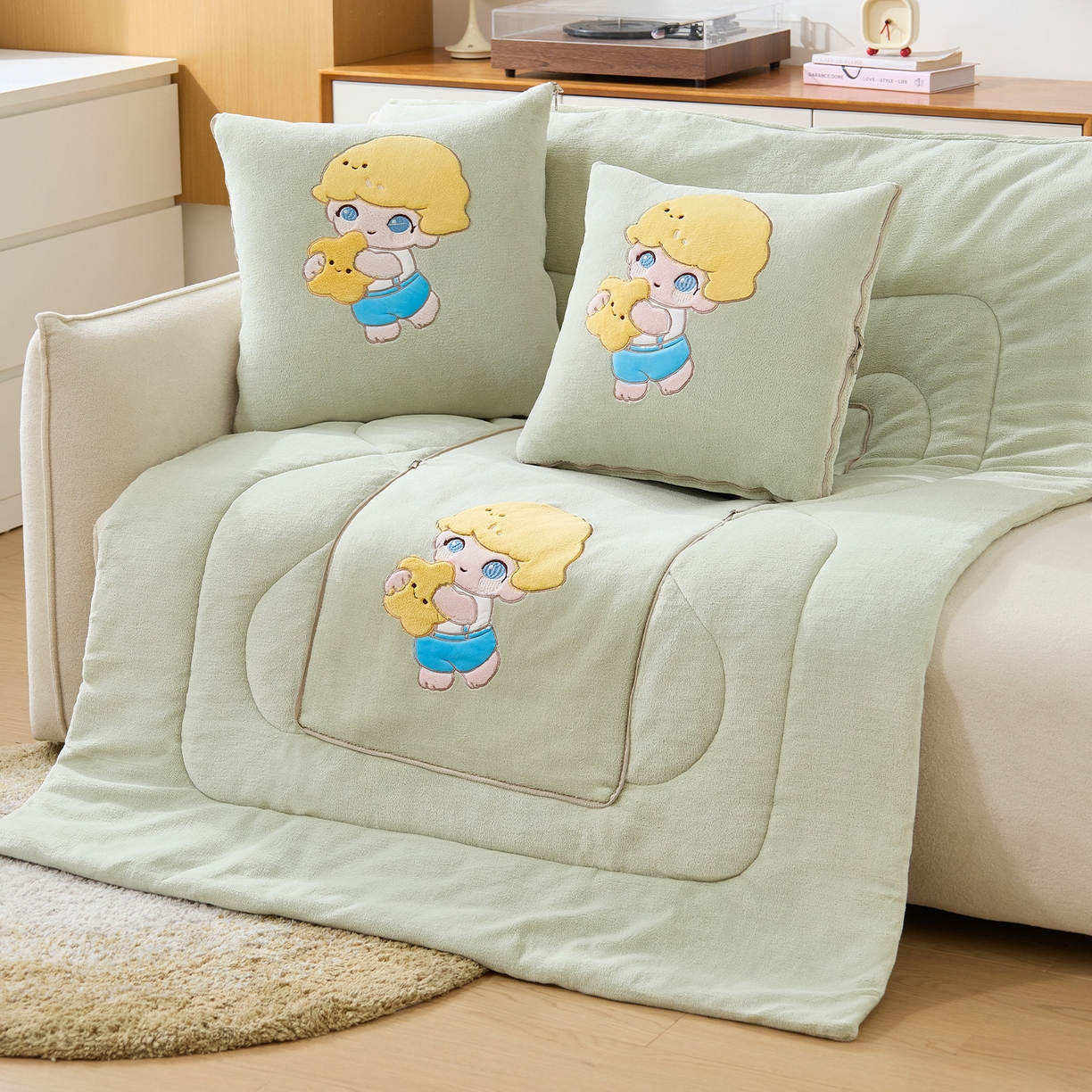 金喜 2025新款高克重牛奶绒贴布卡通抱枕沙发靠枕午睡盖毯被绣萌趣男孩momo款 艾青绿