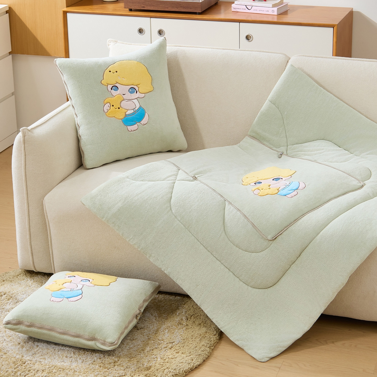 91家纺网 家纺一手货源 找家纺 金喜 2025新款高克重牛奶绒贴布卡通抱枕沙发靠枕午睡盖毯被绣萌趣男孩momo款 艾青绿