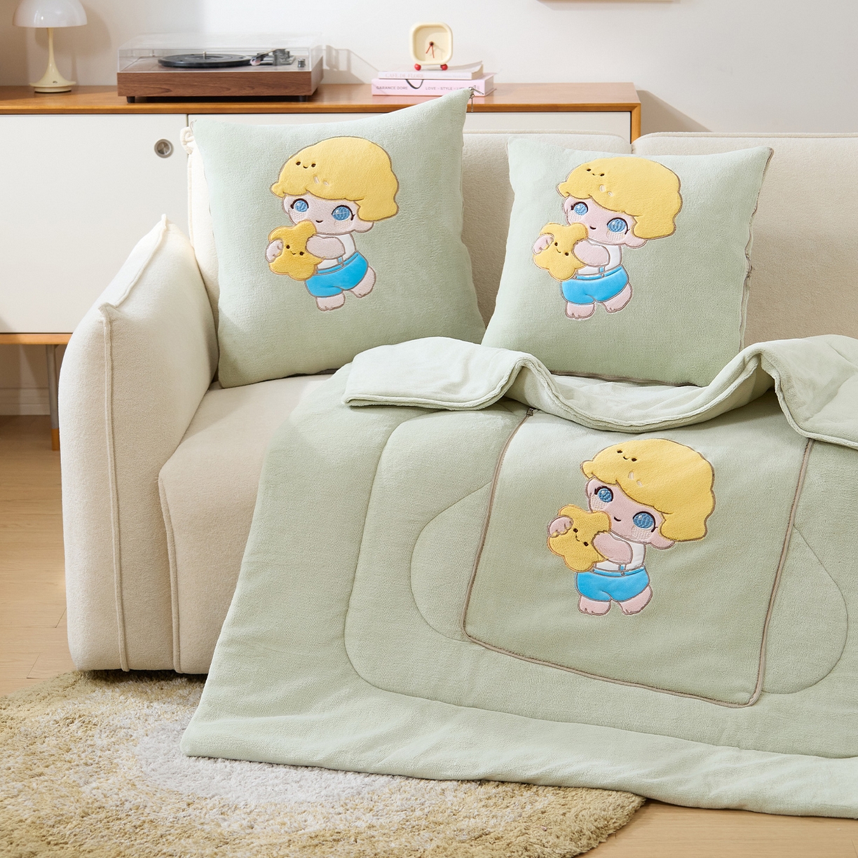 91家纺网 家纺一手货源 找家纺 金喜 2025新款高克重牛奶绒贴布卡通抱枕沙发靠枕午睡盖毯被绣萌趣男孩momo款 艾青绿