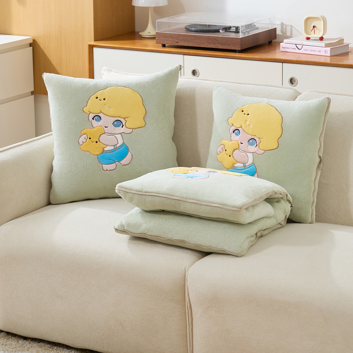 91家纺网 家纺一手货源 找家纺 金喜 2025新款高克重牛奶绒贴布卡通抱枕沙发靠枕午睡盖毯被绣萌趣男孩momo款 艾青绿