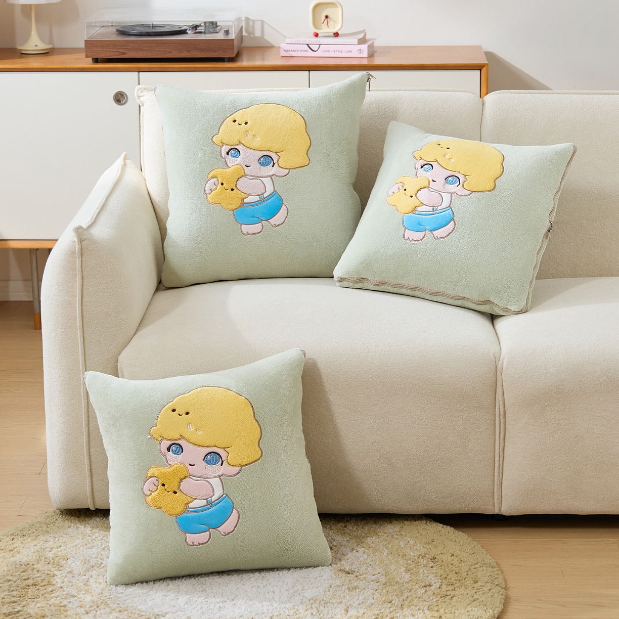 91家纺网 家纺一手货源 找家纺 金喜 2025新款高克重牛奶绒贴布卡通抱枕沙发靠枕午睡盖毯被绣萌趣男孩momo款 艾青绿