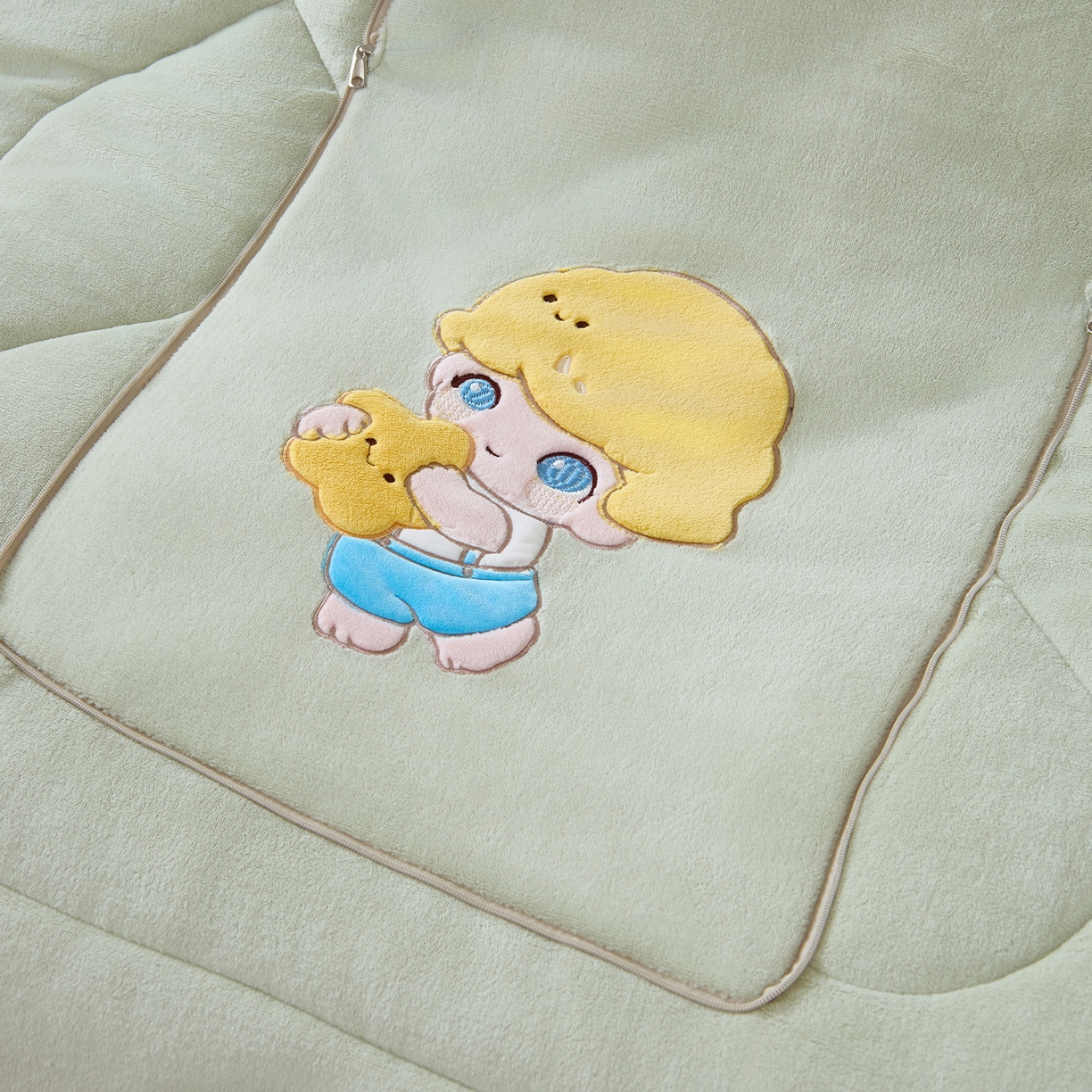 91家纺网 家纺一手货源 找家纺 金喜 2025新款高克重牛奶绒贴布卡通抱枕沙发靠枕午睡盖毯被绣萌趣男孩momo款 艾青绿