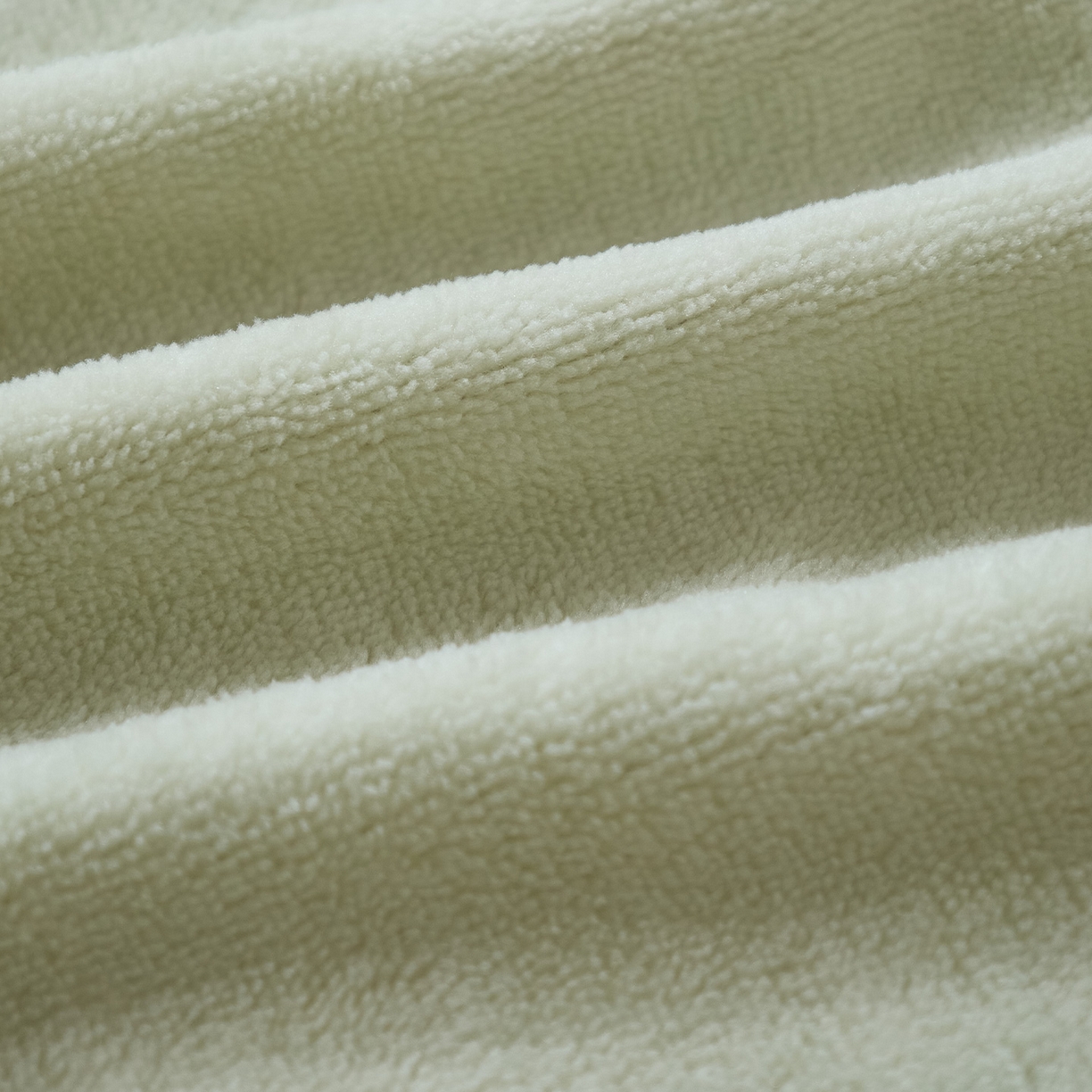 91家纺网 家纺一手货源 找家纺 金喜 2025新款高克重牛奶绒贴布卡通抱枕沙发靠枕午睡盖毯被绣萌趣男孩momo款 艾青绿