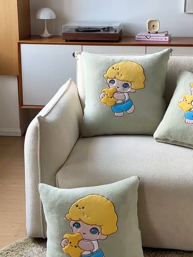 91家纺网 家纺一手货源 找家纺 金喜 2025新款高克重牛奶绒贴布卡通抱枕沙发靠枕午睡盖毯被绣萌趣男孩momo款 艾青绿