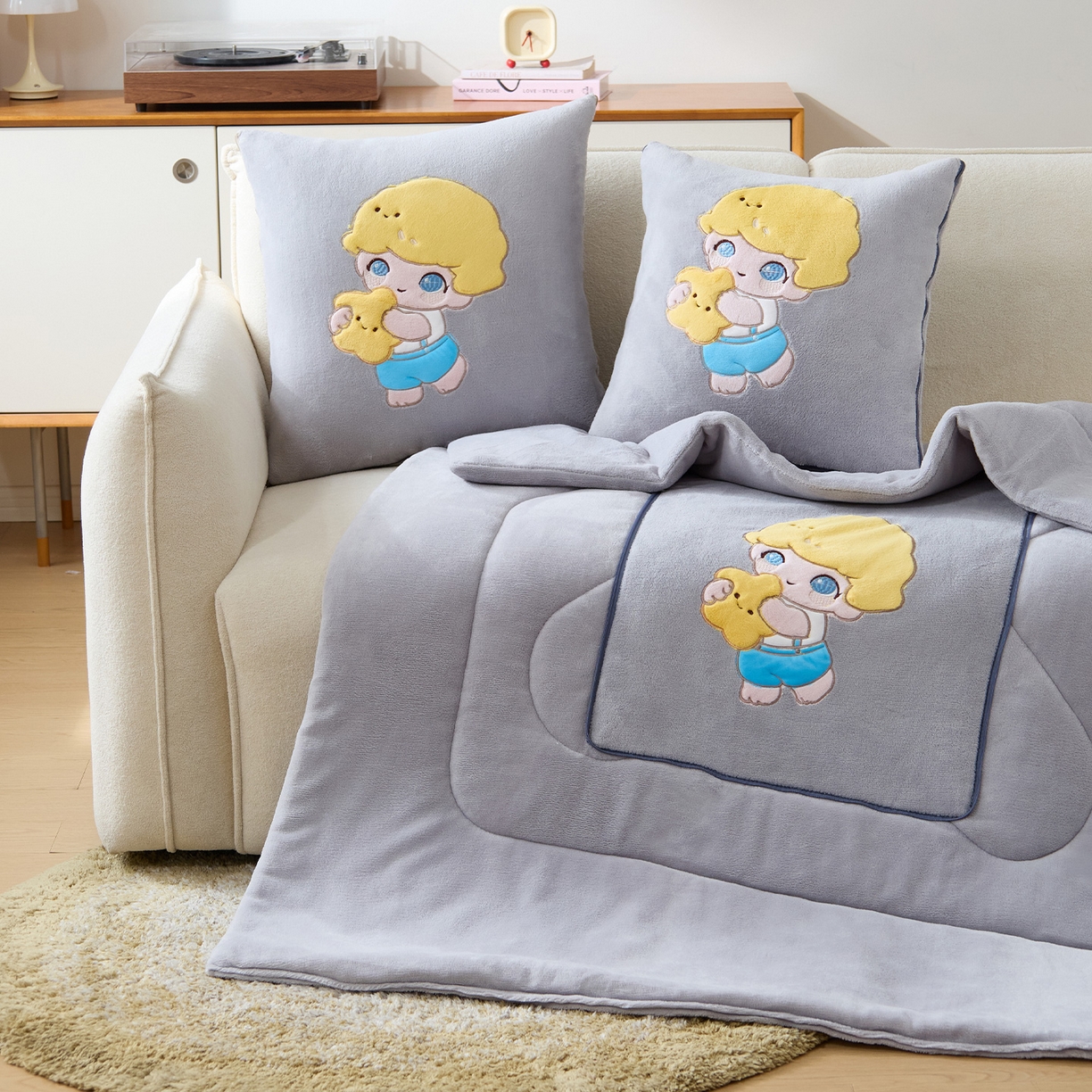 91家纺网 家纺一手货源 找家纺 金喜 2025新款高克重牛奶绒贴布卡通抱枕沙发靠枕午睡盖毯被绣萌趣男孩momo款 鸽子灰