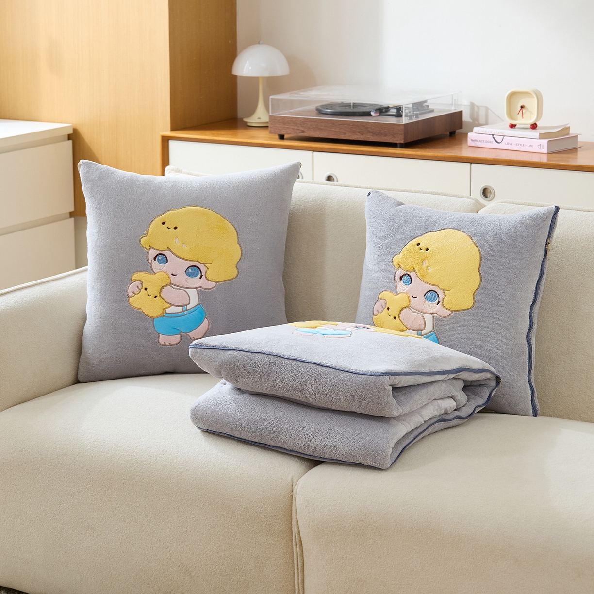 91家纺网 家纺一手货源 找家纺 金喜 2025新款高克重牛奶绒贴布卡通抱枕沙发靠枕午睡盖毯被绣萌趣男孩momo款 鸽子灰