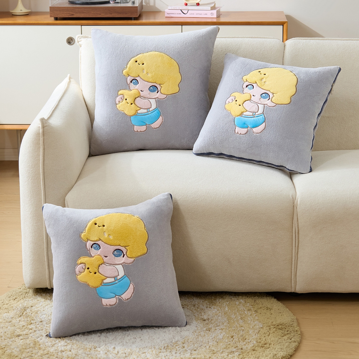 91家纺网 家纺一手货源 找家纺 金喜 2025新款高克重牛奶绒贴布卡通抱枕沙发靠枕午睡盖毯被绣萌趣男孩momo款 鸽子灰