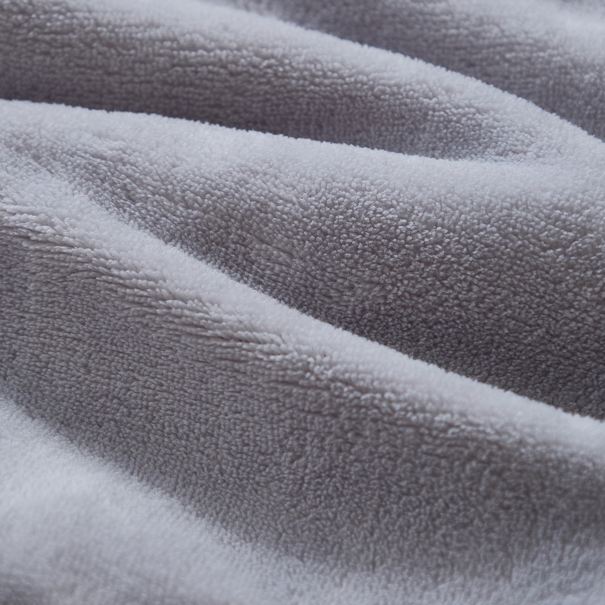 91家纺网 家纺一手货源 找家纺 金喜 2025新款高克重牛奶绒贴布卡通抱枕沙发靠枕午睡盖毯被绣萌趣男孩momo款 鸽子灰