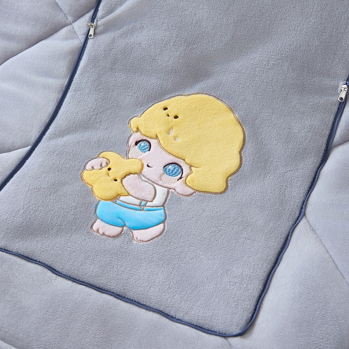 91家纺网 家纺一手货源 找家纺 金喜 2025新款高克重牛奶绒贴布卡通抱枕沙发靠枕午睡盖毯被绣萌趣男孩momo款 鸽子灰