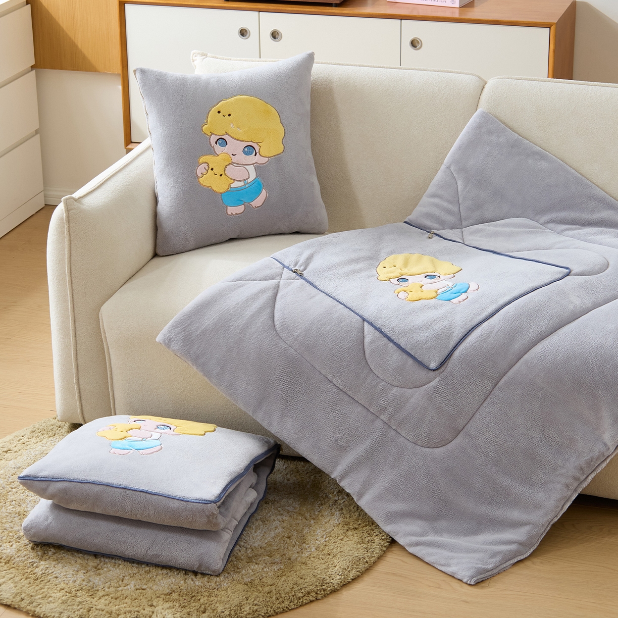 91家纺网 家纺一手货源 找家纺 金喜 2025新款高克重牛奶绒贴布卡通抱枕沙发靠枕午睡盖毯被绣萌趣男孩momo款 鸽子灰
