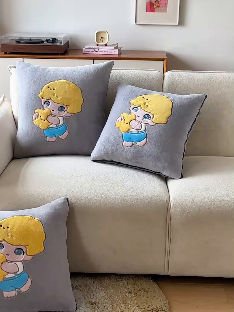 91家纺网 家纺一手货源 找家纺 金喜 2025新款高克重牛奶绒贴布卡通抱枕沙发靠枕午睡盖毯被绣萌趣男孩momo款 鸽子灰