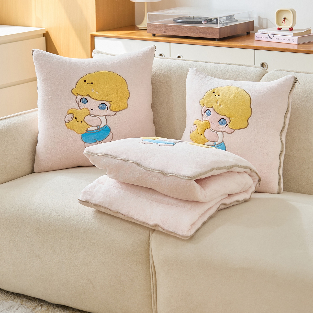 91家纺网 家纺一手货源 找家纺 金喜 2025新款高克重牛奶绒贴布卡通抱枕沙发靠枕午睡盖毯被绣萌趣男孩momo款 蔷薇粉