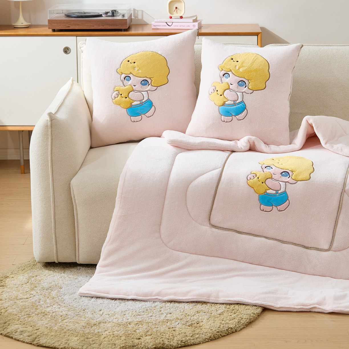 91家纺网 家纺一手货源 找家纺 金喜 2025新款高克重牛奶绒贴布卡通抱枕沙发靠枕午睡盖毯被绣萌趣男孩momo款 蔷薇粉